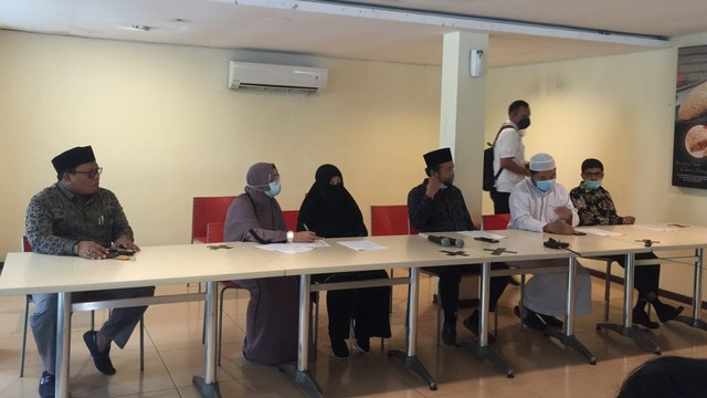 Konferensi pers tim advokasi bela ulama islam soal penangkapan Ustaz Farid Okbah dkk, Selasa, (23/11). Foto: Jonathan Devin/kumparan