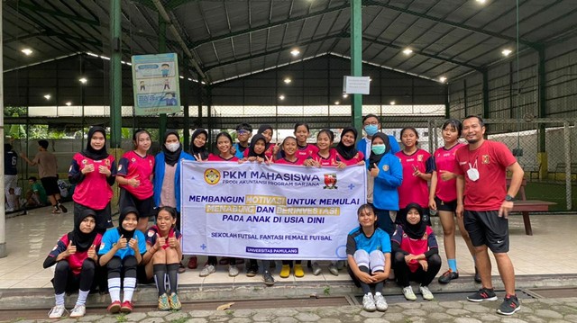 Kegiatan Pengabdian Mahasiswa Unpam di Sekolah Fantasi Female Futsal, Jakarta Timur (4/11) Sumber Foto: Lea Alamanda