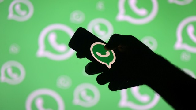 Cara keluar dari grup WA tanpa diketahui. Foto: Reuters/Dado Ruvic