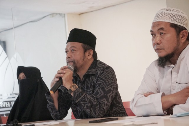 (Ki-ka) Istri Ust Zain-Irni Rahmawati, Ismar Syafruddin dan Dedi S dalam konpers bela ulama di Tebet, Jakarta Selatan, Selasa (23/11/2021). Foto: Jamal Ramadhan/kumparan