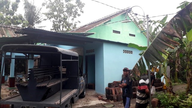 Kondisi rumah orang tua DRS di Pundong, Bantul yang perabotan hingga gentingnya dijual demi berfoya-foya dengan teman perempuannya. Foto: Polsek Pundong