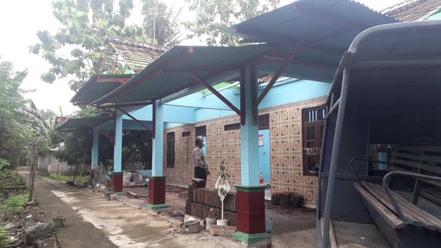 Kondisi rumah orang tua DRS di Pundong, Bantul yang perabotan hingga gentingnya dijual demi berfoya-foya dengan teman perempuannya. Foto: Polsek Pundong