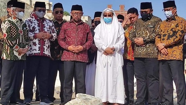 Menag Yaqut Cholil Qoumas (kedua dari kanan) berziarah ke makam KH Maimoen Zubair dan Syeikh Nawawi al-Bantani di Ma'la, Makkah, Arab Saudi, Selasa (23/11/2021). Foto: Twitter/@YaqutCQoumas