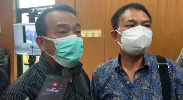 Terdakwa Chan (kanan) bersama kuasa hukumnya. Foto: Dok. Istimewa