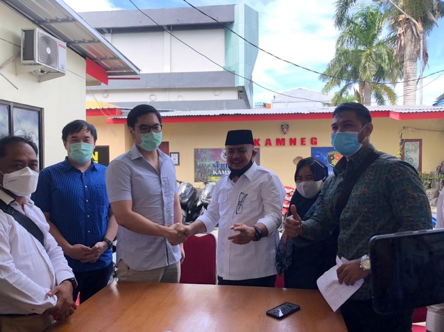 Berdamai, Wahda dan anak tirinya berjabat tangan. Foto: Samsul Hi Laijou/cermat