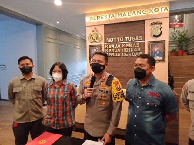 Kapolresta Malang Kota, AKBP Budi Hermanto memberikan keterangan resmi kasus pelecehan seksual dan penganiayaan terhadap anak panti asuhan di Kota Malang. Foto: M Sholeh