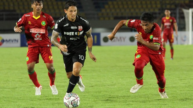 Pertandingan Persis Solo melawan Hizbul Wathan FC di Stadion Manahan Solo, Selasa (23/11/2021). FOTO: Agung Santoso