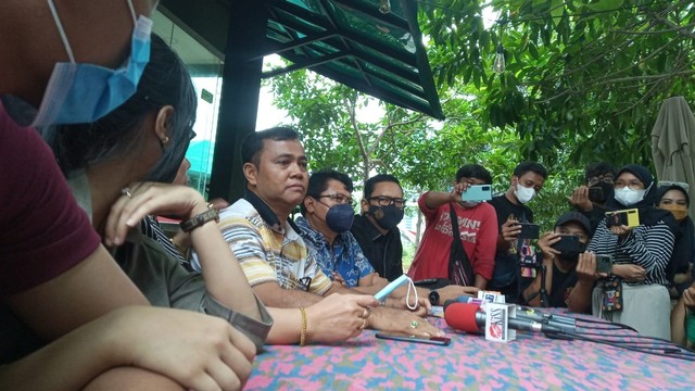 Ayah Bibi Andriansyah, Faisal, beserta Kuasa Hukum, Kawasan Gatot Subroto, Jakarta Selatan, Selasa (23/11). Foto: Giovanni/kumparan