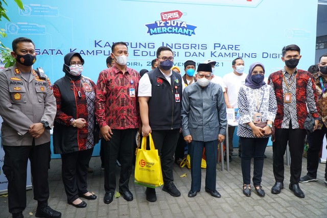 Deputi Kepala Perwakilan BI Kediri Wihujeng Ayu Rengganis, Bupati Kediri Hanindhito Himawan Pramana, Ketua DPRD Kabupaten Kediri, bersama pendiri Kampung Inggris Muhammad Kalend Osen, di Basic English Course (BEC), Dusun Singgahan, Desa Pelem, Kecamatan Pare, Kabupaten Kediri. (Foto dok.)