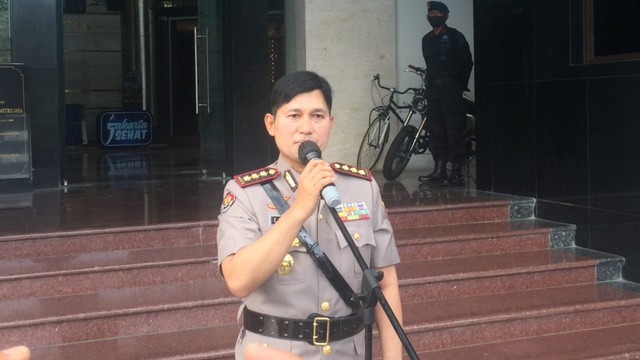 Kombes Pol E. Zulpan menyapa wartawan setelah resmi menjadi Kabid Humas Polda Metro Jaya, Kamis (24/11). Foto: Jonathan Devin/kumparan