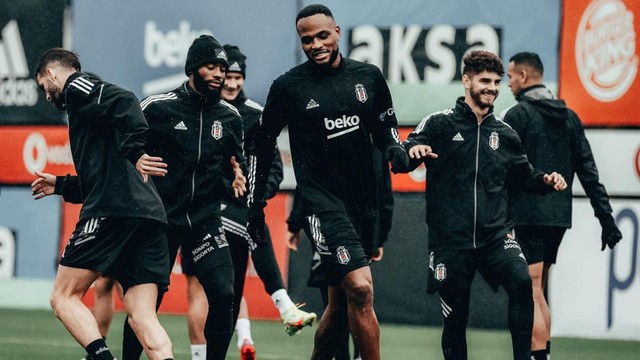 Tim Besiktas JK saat latihan untuk pertandingan Aytemiz Alanyaspor.  Foto: https://www.instagram.com/besiktas