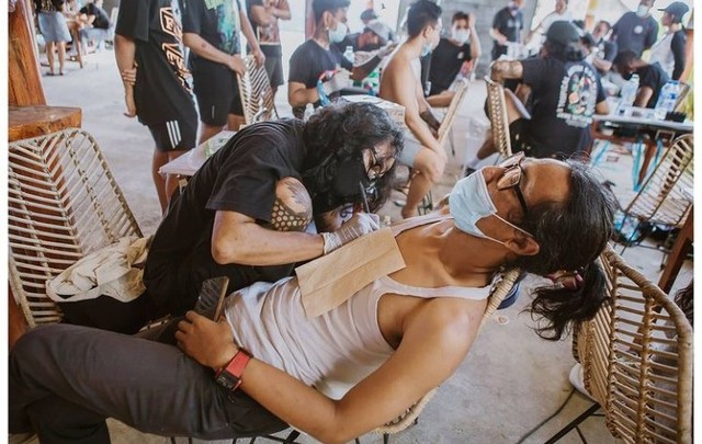Seniman tato saat melakukan pekerjaannya - dok Dewa Ketha