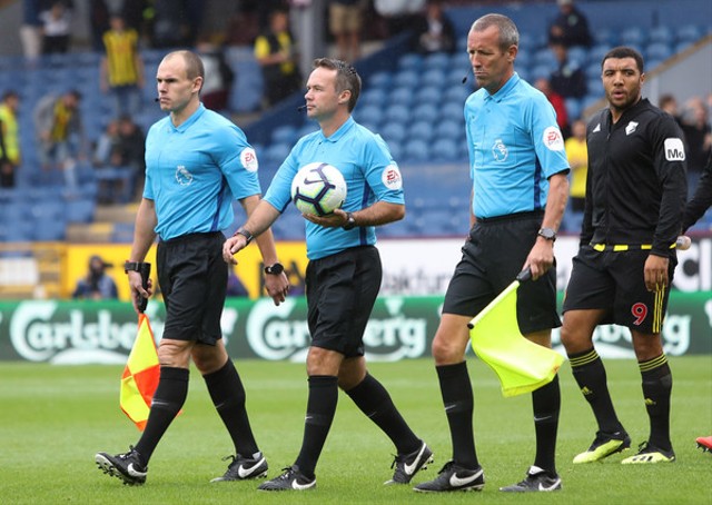 Wasit dalam Permainan Sepak Bola (Sumber: Premier League)