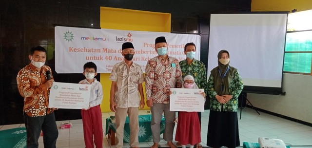 foto bersama penerima kaca gratis untuk siswa kurang mampu