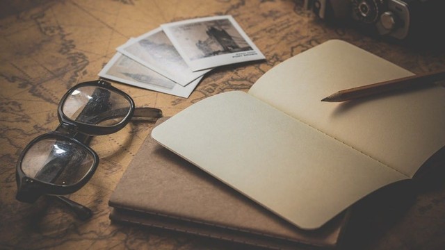 https://pixabay.com/id/photos/buku-catatan-kacamata-bepergian-1130743/