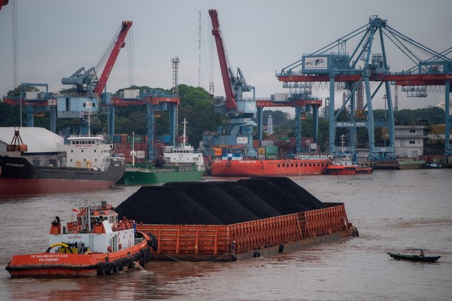 Sebuah kapal tongkang pengangkut batu bara melintas di Sungai Musi, Palembang, Sumatera Selatan, Rabu (24/11/2021). Foto: Nova Wahyudi/ANTARA FOTO