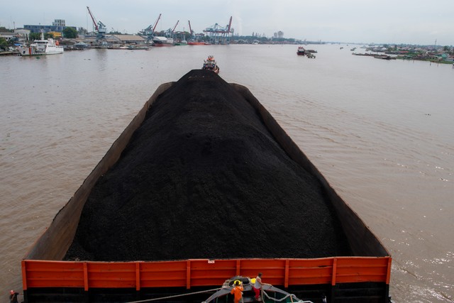 Sebuah kapal tongkang pengangkut batu bara melintas di Sungai Musi, Palembang, Sumatera Selatan, Rabu (24/11/2021). Foto: Nova Wahyudi/ANTARA FOTO