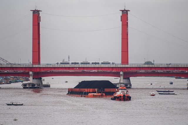 Sebuah kapal tongkang pengangkut batu bara melintas di Sungai Musi, Palembang, Sumatera Selatan, Rabu (24/11/2021). Foto: Nova Wahyudi/ANTARA FOTO