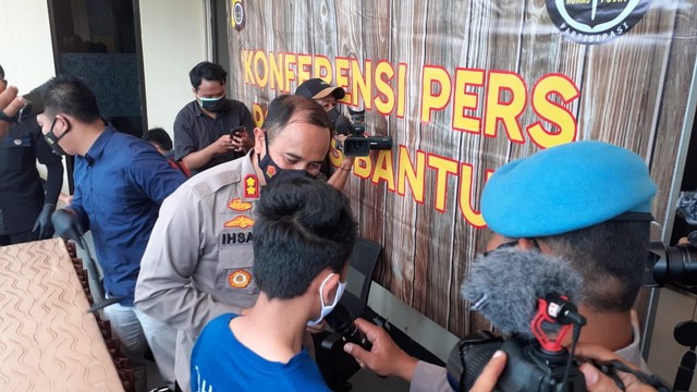 Konferensi pers kasus seorang anak yang jual isi rumah ibunya demi pacarnya di Bantul, Rabu (24/11/2021). Foto: Erfanto/Tugu Jogja