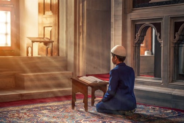 Ilustrasi membaca doa agar menjadi pintar. Foto: dok. https://www.pexels.com/