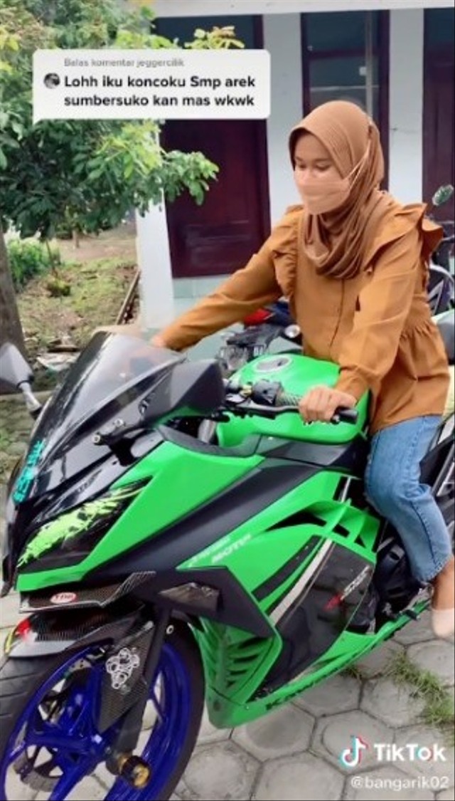 Viral wanita bernama Putri Serli Margareta rela nabung 8 bulan demi beli moge. (Foto: TIkTok/@bangarik02).
