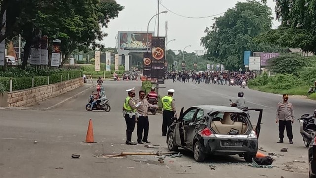 Dua kelompok massa terlibat bentrok di Jalan Interchange Karawang Barat, Kabupaten Karawang, Rabu (24/11) siang. Foto: Dok. Istimewa