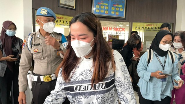 Anggiat Pasaribu, wanita yang berseteru dengan ibu dari Arteria Dahlan, di Polresta Bandara Soetta, Rabu (24/11). Foto: Nadine Azura/kumparan
