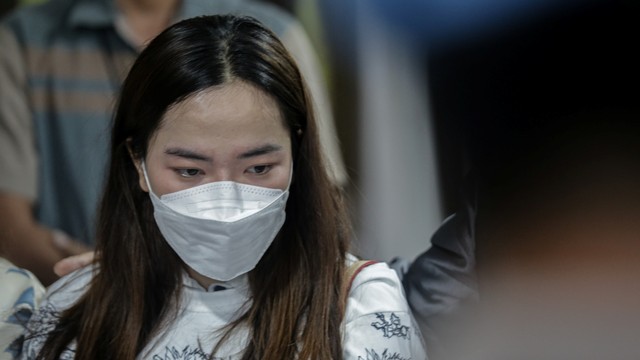 Anggiat Pasaribu memberikan keterangan pers seusai menjalani pemeriksaan di Polresta Bandara Soekarno Hatta, Tangerang, Banten, Rabu (24/11/2021). Foto: Fauzan/ANTARA FOTO