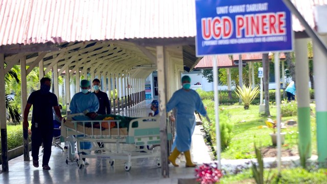 Perawat mendorong pasien di ruang Pinere RSUDZA Banda Aceh. Foto: Suparta/acehkini