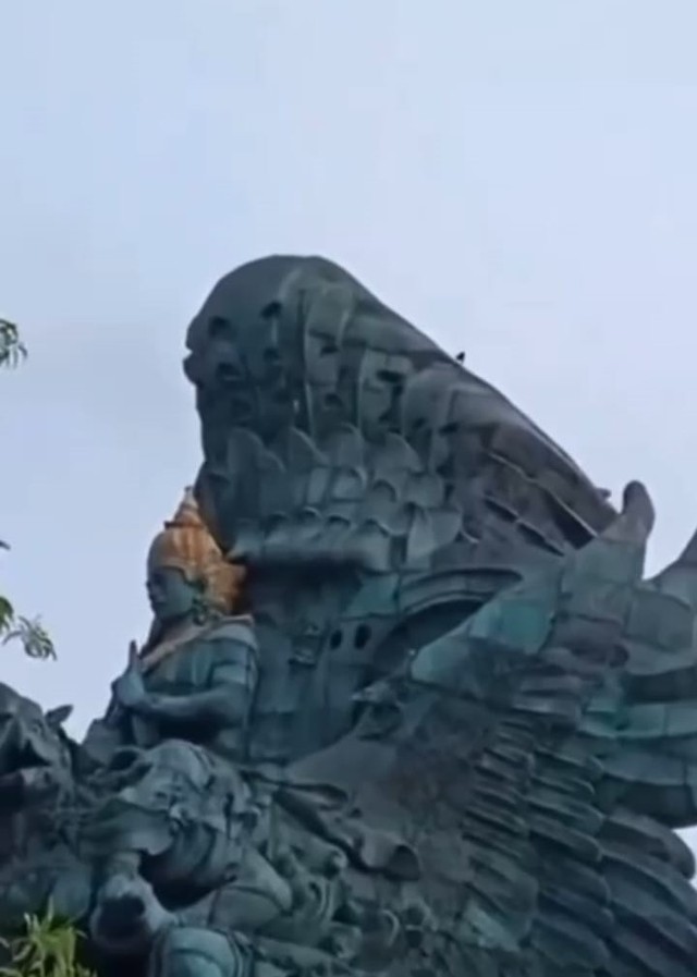 Screenshot video hoaks percobaan bunuh diri di GWK - IST