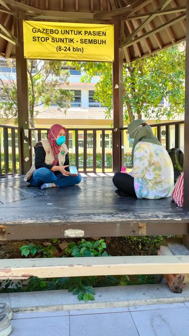 Pendamping pasien dari organisasi pasien REKAT saat pendampingan pasien TBC RO di Gazebo RS. dr Soetomo