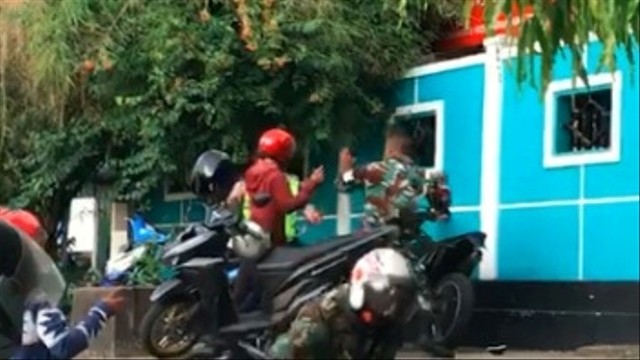 Dua oknum anggota Polisi Lalulintas Polresta Pulau Ambon adu jotos dengan salah satu oknum TNI. Foto: Dok. Istimewa