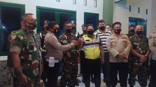 Oknum TNI dan Polisi yang terlibat adu jotos di Ambon, berakhir damai. Foto: Dok. Istimewa