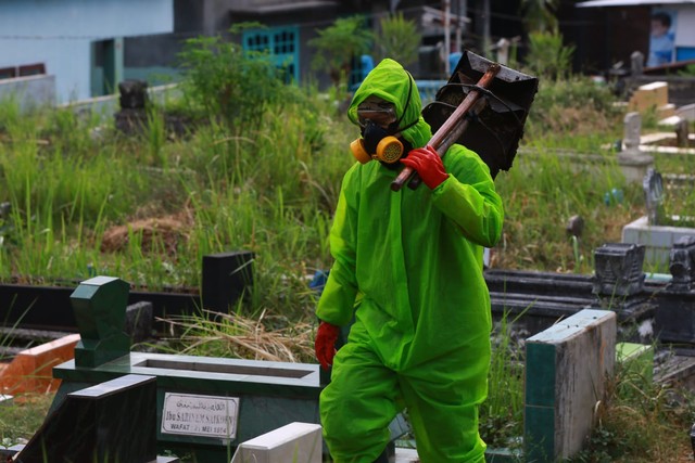 Ilustrasi penggali pemakaman Covid-19 di Kota Malang. foto/Rubianto