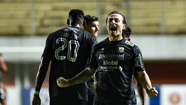 Selebrasi pemain Persib Bandung, Marc Klok, saat lawan Persiraja Banda Aceh pada pertandingan Liga 1 di Stadion Maguwoharjo, Rabu (24/11). Foto: Instagram/@persib