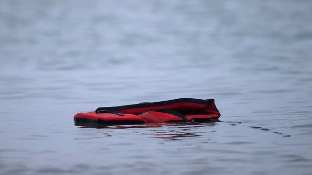salah satu pelampung yang dimiliki migran saat mereka meninggalkan pantai utara Prancis untuk menyeberangi Selat Inggris, dekat Wimereux, Prancis. Foto: Gonzalo Fuentes/REUTERS