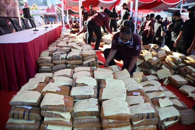 Polisi merapikan barang bukti narkoba saat pemusnahan di Lapang Promoter Dit Lantas Polda Metro Jaya, Kamis (25/11). Foto: Aditia Noviansyah/kumparan