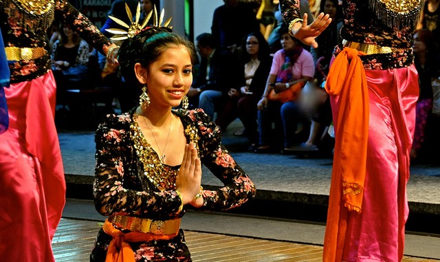 Tari Manuk Dadali. (Foto: https://flickr.com)
