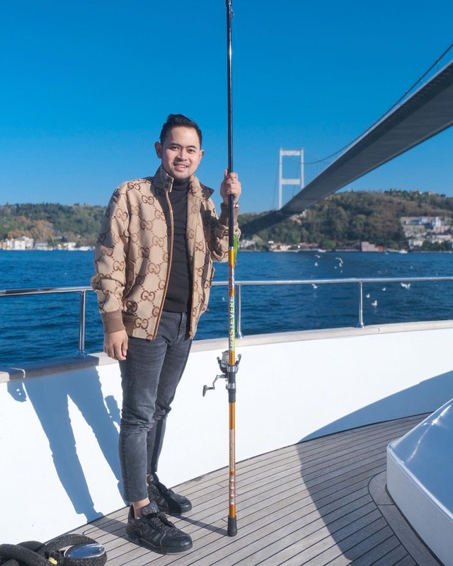Potret Gilang Widya Pramana saat sedang memancing di salah satu perairan di Turki
 Foto: Instagram @juragan_99