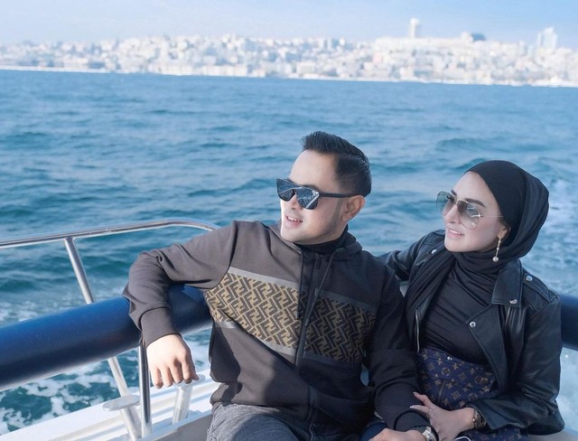 Potret liburan Juragan 99 bersama sang istri Foto: Instagram @shandypurnamasari