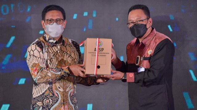 Mendes Abdul Halim Iskandar menyerahkan arsip Statis secara simbolis kepada Kepala ANRI Imam Gunarto pada acara Rakornas Kearsipan di Balai Makarti Muktitama, Kemendes PDTT, Jakarta, Rabu (24/11/2021). Foto: Mugi/KemendesPDTT