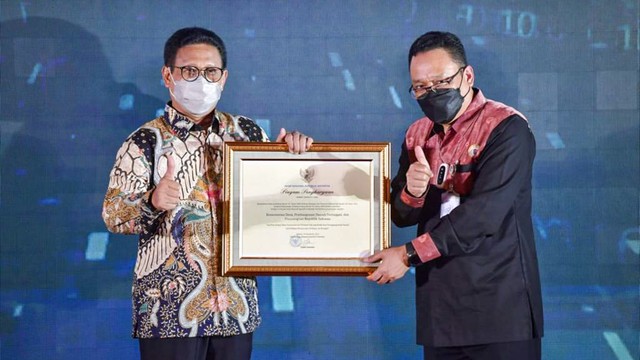 Mendes Abdul Halim Iskandar menyerahkan arsip Statis secara simbolis kepada Kepala ANRI Imam Gunarto pada acara Rakornas Kearsipan di Balai Makarti Muktitama, Kemendes PDTT, Jakarta, Rabu (24/11/2021). Foto: Kemendes PDTT