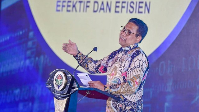 Mendes Abdul Halim Iskandar menyerahkan arsip Statis secara simbolis kepada Kepala ANRI Imam Gunarto pada acara Rakornas Kearsipan di Balai Makarti Muktitama, Kemendes PDTT, Jakarta, Rabu (24/11/2021). Foto: Mugi/KemendesPDTT