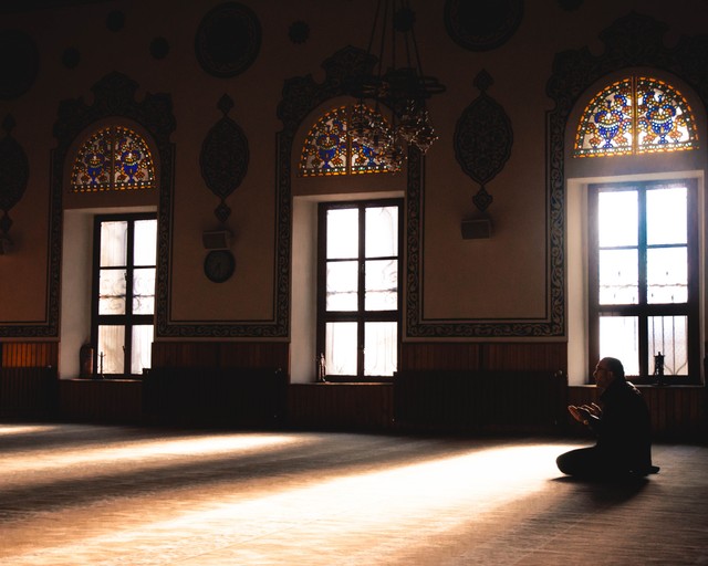 Ilustrasi seseorang sedang mengucapkan selawat Ya Robbana Tarofna. Foto: Pexels.com