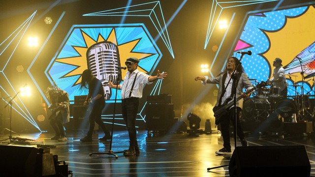 Aksi band Jamrud saat konser Jamrud Perspective di Studio Sepat 72, Jakarta, Rabu (24/11/2021). Foto: Asprilla Dwi Adha/ANTARA FOTO