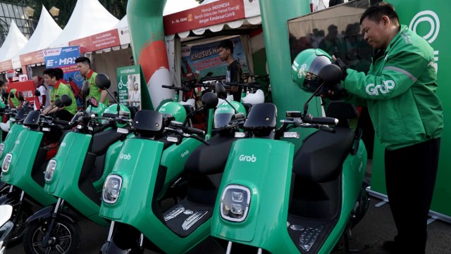 Motor listrik Grab di pameran kendaraan listrik di Lapangan Silang Monas, Jakarta Pusat, Sabtu (31/8). Foto: Jamal Ramadhan/kumparan