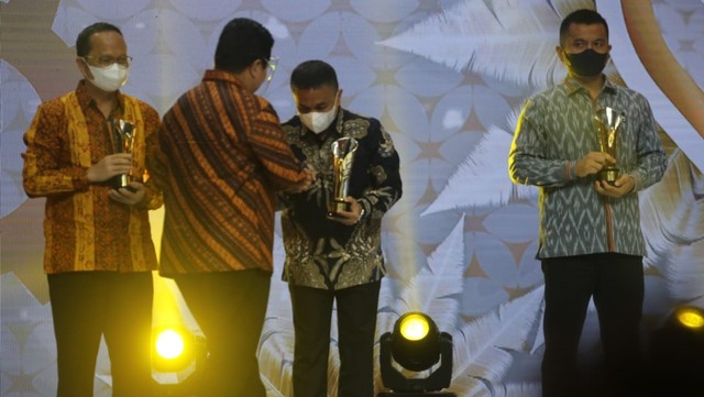 Wali Kota Palu saat menerima Penghargaan Indonesia Awards 2021. Foto: Dok. Pemkot Palu
