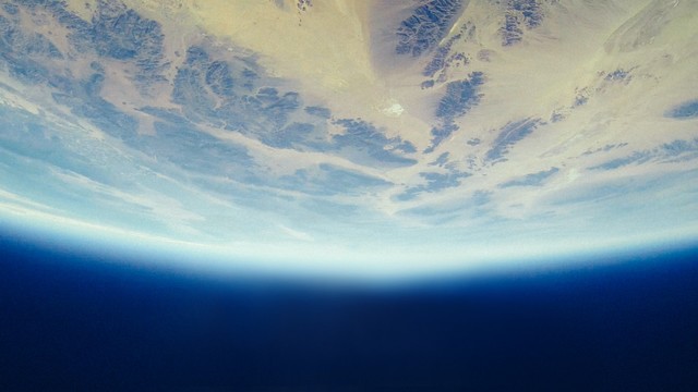 Ilustrasi lapisan atmosfer bumi yang dipelajari sebagai objek studi geografi. Foto: Pexels.