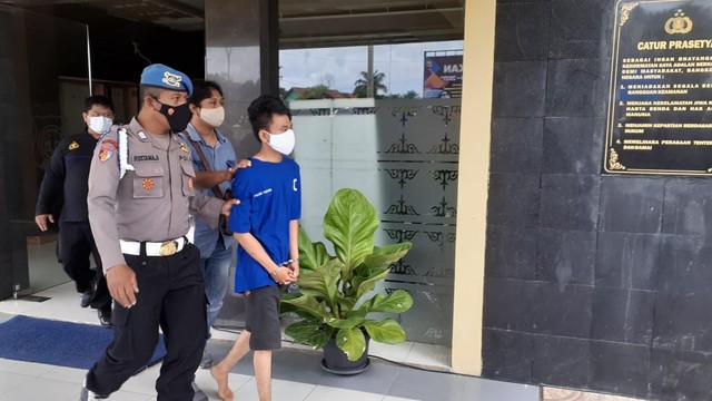 Dwi Rahayu Saputro saat diamankan polisi karena menjual isi rumah ibunya demi pacar. Foto: Erfanto/Tugu Jogja