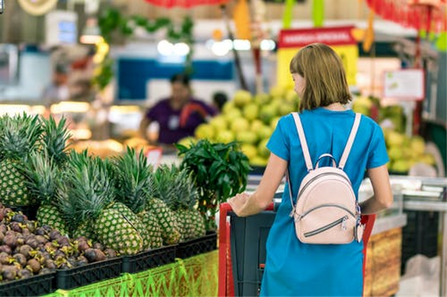 Konsumen adalah istilah untuk orang-orang yang menjadi pelaku konsumsi, yakni menggunakan barang atau jasa. Foto: Pexels.com
